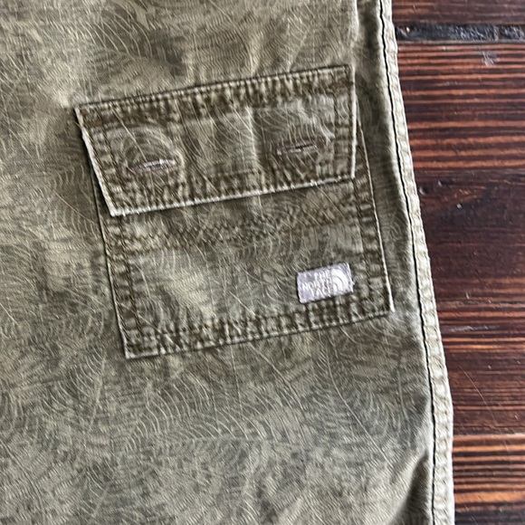 The North Face Women’s Pattern Cargo Shorts Size 8L - Picture 3 of 5